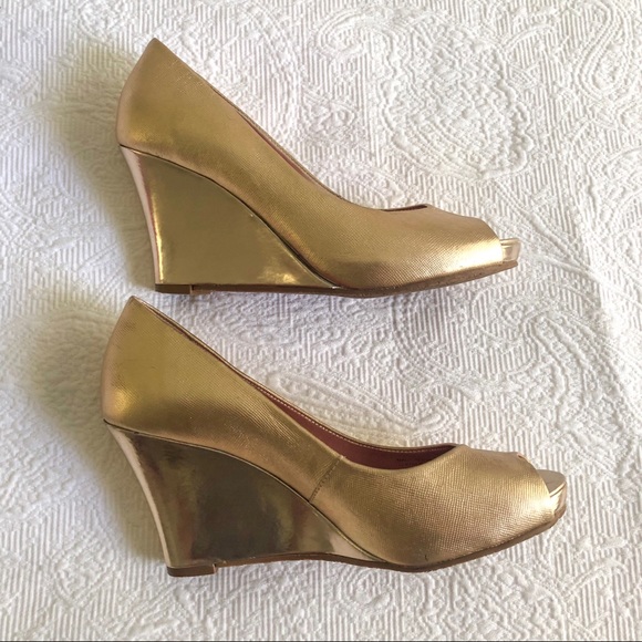 Lilly Pulitzer Resort Chic Wedge in Gold size 6 - Picture 8 of 9